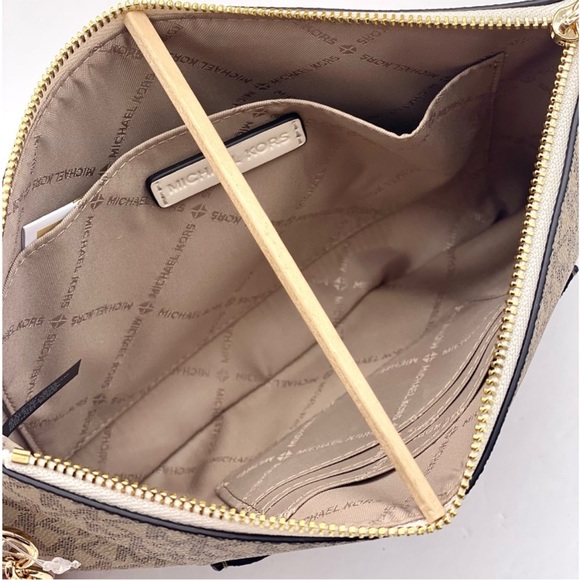 MICHAEL KORS JET SET TRAVEL LG 2 in 1
WRISTLET AND CARD CASE - Picture 7 of 13